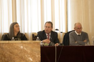 Mesa presidencial del plenario en el que se sienta el interventor provisional