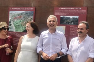 Miguel Ángel Vázquez,  consejero de Cultura, durante su visita a Villaricos.