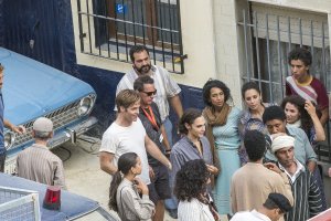 Gal Gadot (de gris) y Chris Pine (con camiseta blanca), rodando ayer en la calle Cruces Bajas de la capital.