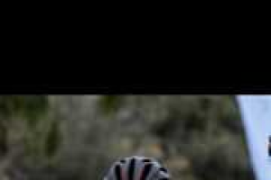 El corredor levanta los brazos.