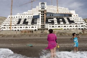 El edificio de El Algarrobico visto desde la playa.