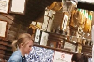 La actriz Gal Gadot, a la derecha de la imagen, durante su visita a Casa Puga.