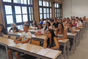 Los estudiantes antes de realizar la prueba de idiomas en el Aulario II de la Universidad de Almería.