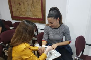 Una enfermera atendiendo a una paciente tras lastimarse la muñeca.