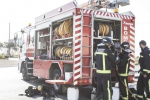 Los bomberos fueron los encargados de rescatar a la mujer.