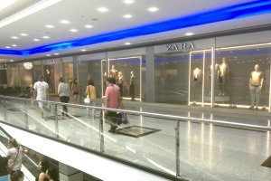 Zara  en el Centro Mediterráneo es el mascarón de proa del Grupo Inditex en la provincia, que ha optado por cambiar de centro comercial.