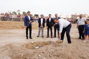 El alcalde de Pulpí, Juan Pedro García, colocó la primera piedra de las obras del espacio escénico en mayo.