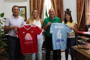 Alcalde y concejales con la presidenta del club tras la firma del Convenio.