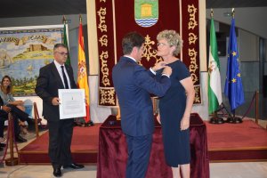 Lola Gómez recibe el título de manos del alcalde de El Ejido.