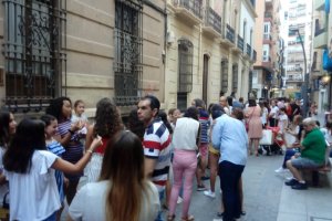 Cola en la calle Minero.