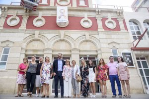 El alcalde y la presidenta de Argar a las puertas del Teatro Apolo.