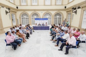 Representantes de los 47 municipios acudieron a la entrega de ayudas.