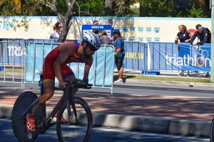 Jairo Ruiz durante la carrera en bicicleta.
