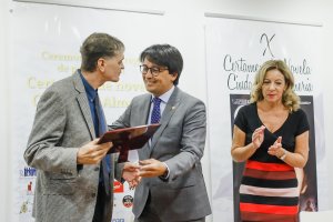 Manuel Guzman entrega uno de los premios.