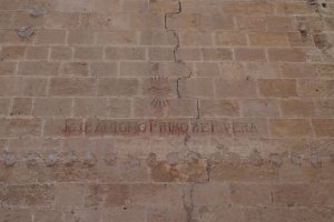 Símbolo fascista y homenaje a Primo de Rivera en la fachada de la Catedral.