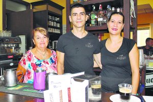 Rosa López, Jesús Marín y Ana Mora, regentan actualmente el bar Lupión en el corazón de la calle Real.