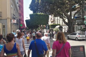 Imagen captada, a media mañana, este verano en el Paseo de Almería, la arteria principal de la ciudad.