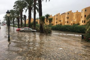 Calles anegadas por el agua en Vera Playa.