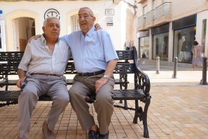 En un banco, Juan Miguel Morata (izquierda) y Antonio Soler (derecha) posan para la foto. Ricardo alba