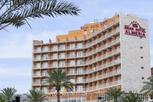 El Gran Hotel Almería en la jornada de ayer tenía ya clientes.