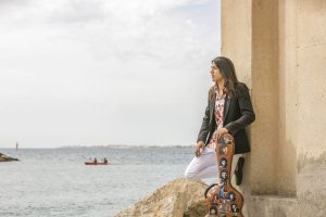 José del Tomate posa junto a su guitarra, plagada de fotos de Camarón.