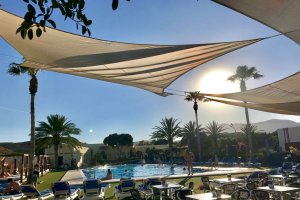 Instalaciones del camping, con su espectacular piscina.