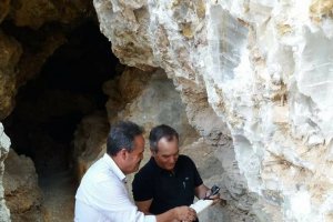 El alcalde de Arboleas  y el delegado de Cultura en la mina.