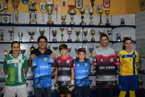 El concejal, Sergio Vicente, presentó las camisetas.
