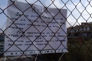 Cartel colocado en la Vega de Acá.