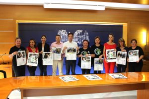Presentación de los calendarios solidarios en el Ayuntamiento.