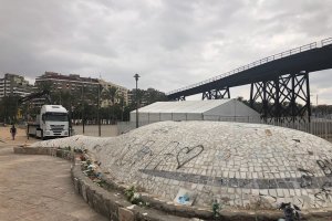 Inicio de las obras en el entorno de La Ballena en el día de ayer.