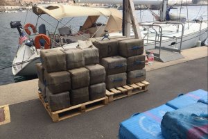 Fardos en el Puerto de Almería