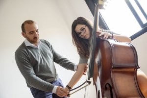 Una alumna de la OJAL aprende a tocar un instrumento.