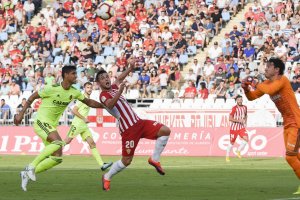 Álvaro Giménez es empujado en el área del Zaragoza y no pasó nada.