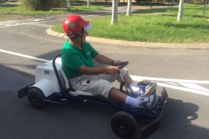 Uno de los asistentes al volante en el circuito del Parque Infantil de Tráfico.