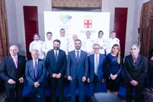 Representantes de las instituciones junto con los chefs que participaron en el acto en el Teatro Real.