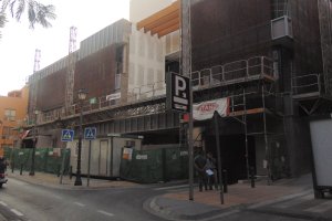 Situación actual de la fachada del edificio de la Gerencia de Urbanismo que está en construcción en la Plaza Marín.