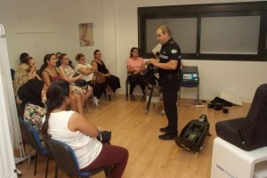 Charla de la Policía para mujeres embarazadas en El Parador.