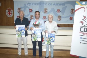 La Copa de Andalucía ha sido presentada en la sala de prensa del Estadio.