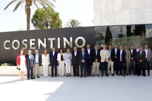Díaz con el presidente de Cosentino y otras autoridades y dirigentes de la empresa tras su llegada a Cantoria.