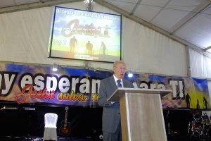 El pastor norteamericano Wayman Mitchell durante su predicación.