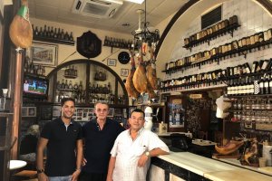Presente y pasado del Puga: José Ángel Pastor y Leonardo y José Martín, en el bar.