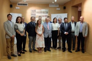Foto de familia de los representantes de los colegios de Arquitectos y de Ingenieros de Caminos, Canales y Puertos de Andalucía.