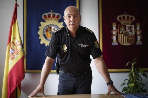 Rafael Madrona, comisario provincial de Policía, fotografiado en su despacho.