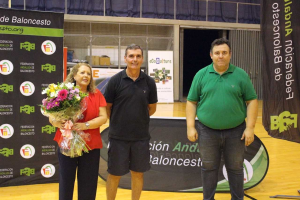 Paqui Rubí junto a Paco Rueda y José Francisco Cara.