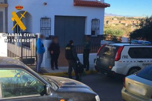 Agentes de la Guardia Civil en labores de investigación.