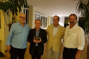 Manuel A. Vázquez Medel recogió el premio del reconocido en 2017, Antonio Sánchez Trigueros.