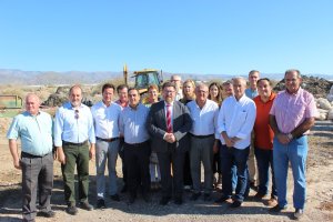 El consejero de Agricultura, Rodrigo Sánchez, ayer en un camino rural de La Mojonera, junto a alcaldes y concejales del Poniente almeriense.