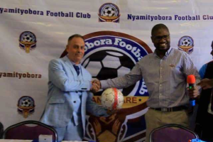 Antonio Flores con el presidente de su nuevo club.