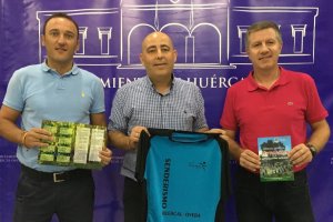 Alcalde, concejal y responsable del programa en la presentación.